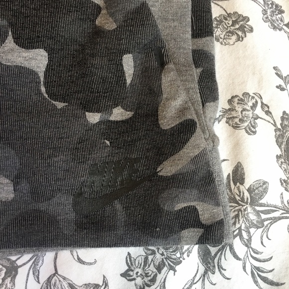 Nike Tech Fleece Sweater - Picture 1 of 5